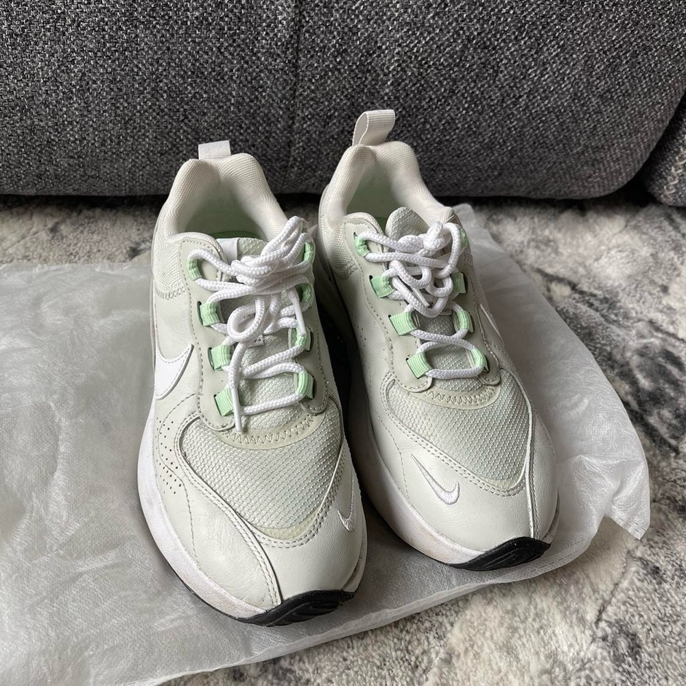 Nike Air Max in light green 
Size: US 6 / UK 3.5 / CM 23